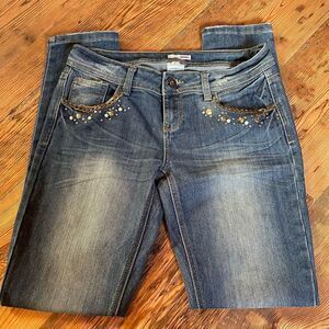 Bongo bling Womens jeans size 7. Chain bling front pockets. Bottom hem 5.5”